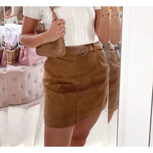 Hollister Ultra High-Rise Faux Suede
Mini Skirt size xs - Picture 7 of 7